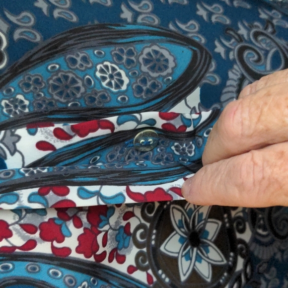 Classic Collection Vintage blouse, size 18, polyester. EUC Button Down. - Picture 2 of 7